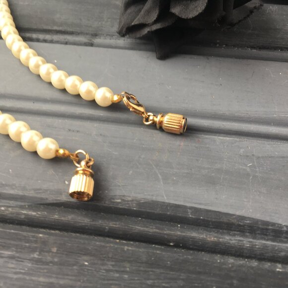 Vintage Faux Pearl Necklace - Picture 5 of 9